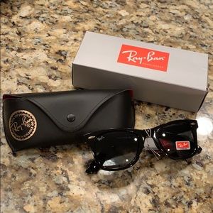 Black Wayfarer Ray-Ban Sunglasses